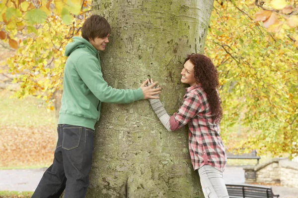 Romantické Teenage Pár Strom Podzimním Parku — Stock fotografie