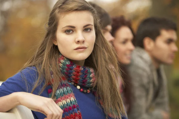 Cerca Del Grupo Amigos Adolescentes Otoño Park — Foto de Stock