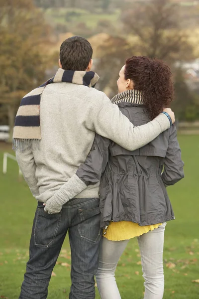 Vista Trasera Pareja Adolescente Romántica Paisaje Otoño — Foto de Stock