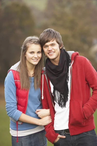 Romantisches Teenie Paar Spaziert Durch Herbstlandschaft — Stockfoto