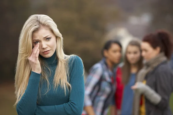 Disgustada Adolescente Chica Con Amigos Chismorreo Fondo — Foto de Stock