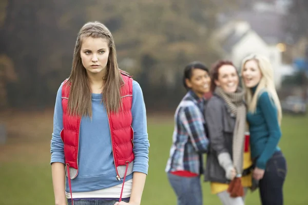 Verärgertes Teenager Mädchen Mit Freunden Die Hintergrund Tratschen — Stockfoto