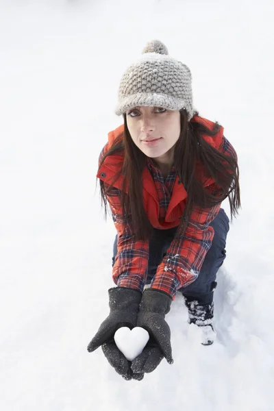 Kar Dışında Yapılan Kalp Tutan Kadın — Stok fotoğraf