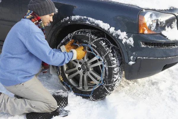 Man Sätter Snökedjor Bildäck — Stockfoto