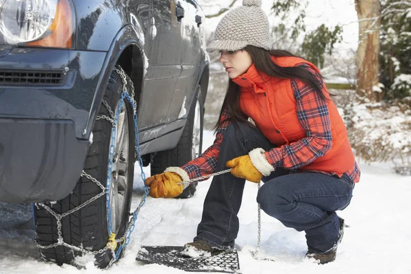 Mulher Colocando Correntes Neve Pneu Carro — Fotografia de Stock