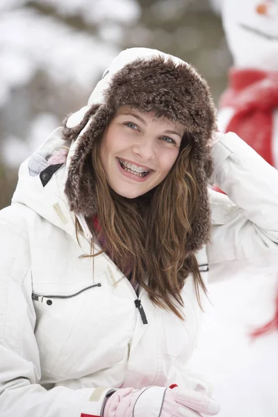 Karlı Arazide Kış Giysileri Giyen Genç Kız — Stok fotoğraf