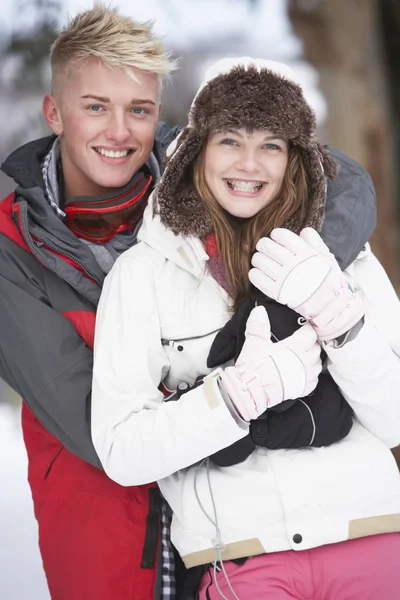 Romantyczna Para Nastolatków Śniegu — Zdjęcie stockowe
