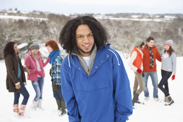 Grupp Unga Vänner Som Har Roligt Snöiga Landskap — Stockfoto