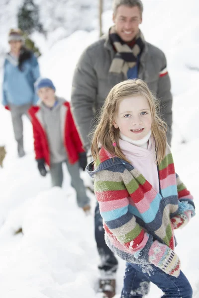 Familjen Njuter Promenader Genom Snöiga Landskap — Stockfoto