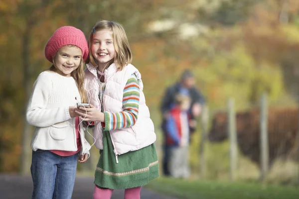 Twee Jonge Meisje Luisteren Naar Mp3 Speler Buiten — Stockfoto