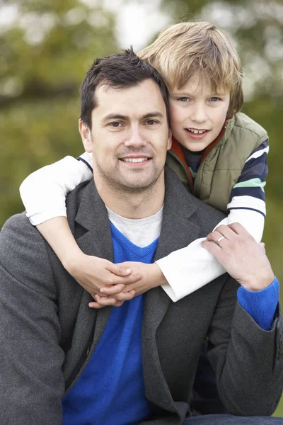 Father Son Hugging Outdoor Autumn Walk — Stock Photo, Image
