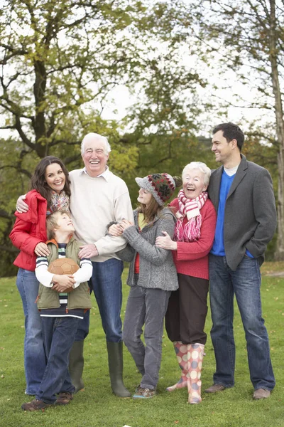 Grupo Familia Extendida Caminata Por Campo — Foto de Stock