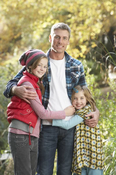 Padre Hijos Pie Aire Libre Pasarela Madera Paisaje Otoño — Foto de Stock