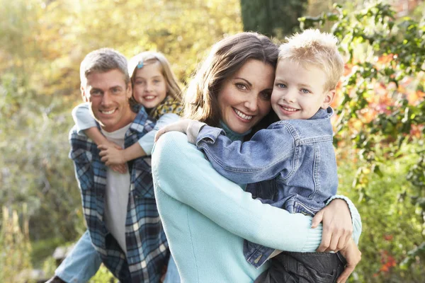 Familia Grupo Aire Libre Otoño Paisaje Con Los Padres Dando — Foto de Stock