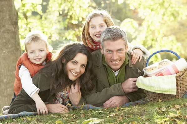 Grupo Familiar Relajarse Aire Libre Otoño Paisaje — Foto de Stock