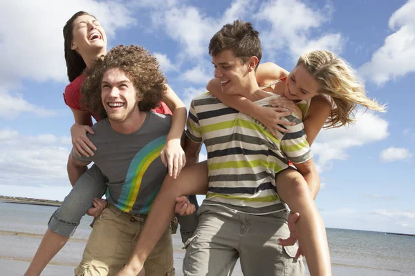 青年朋友在一起开心夏天海滩上组 — 图库照片