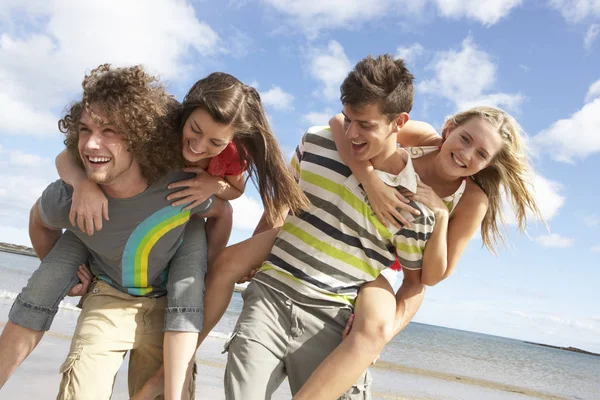 Group Young Friends Having Fun Summer Beach Together — Stock Photo, Image