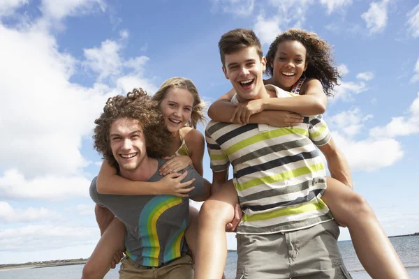 Grupo Jovens Amigos Divertindo Praia Verão Juntos — Fotografia de Stock