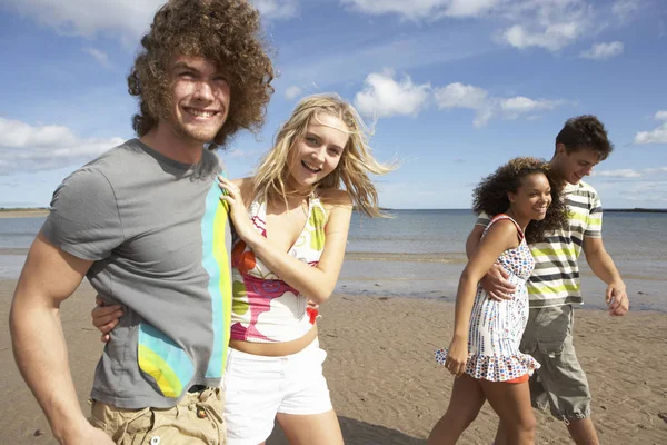 Groupe Jeunes Amis Amusant Sur Plage Été Ensemble — Photo