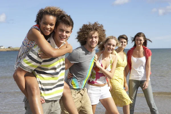 Group Young Friends Walking Summer Shoreline — Stock Photo, Image