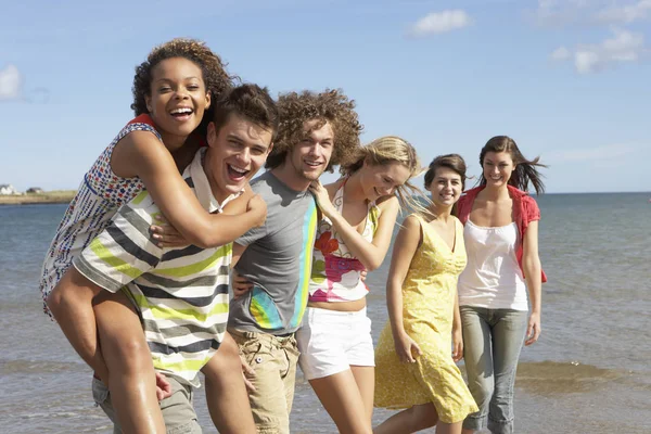 Group Young Friends Walking Summer Shoreline — Stock Photo, Image