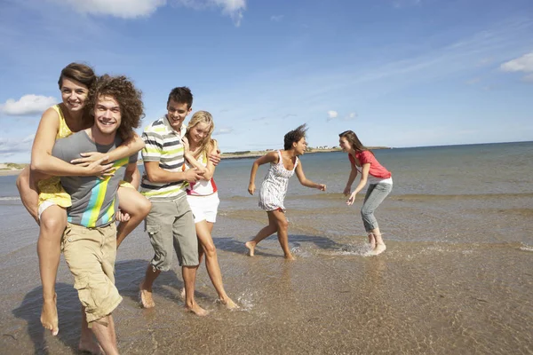 Groupe Jeunes Amis Marchant Long Littoral Été — Photo