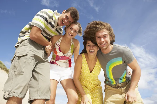 Gruppo Amici Che Divertono Sulla Spiaggia Estiva — Foto Stock