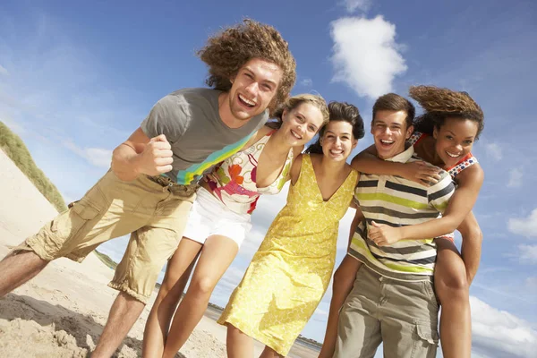 Group Friends Having Fun Summer Beach — Stock Photo, Image