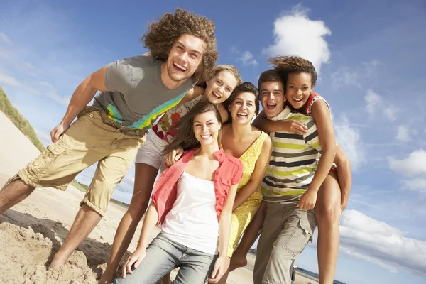 Group Friends Having Fun Summer Beach — Stock Photo, Image