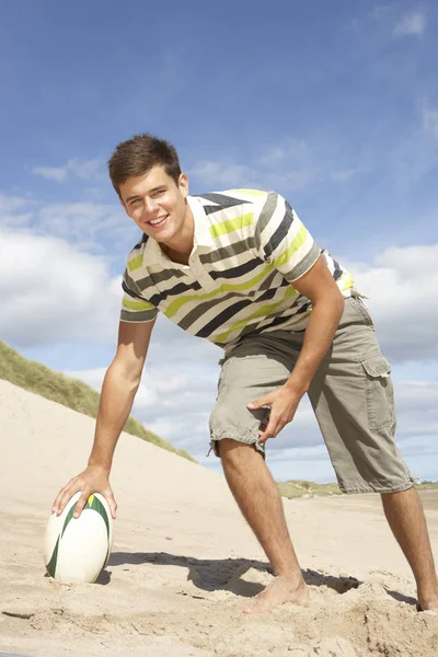 Teenager Mit Rugby Ball Strand — Stockfoto