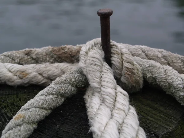 Egy Kötél Bezárása Egy Fából Készült Mólón — Stock Fotó