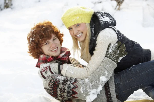 Romantyczna Para Nastolatków Bawiących Się Śniegu — Zdjęcie stockowe