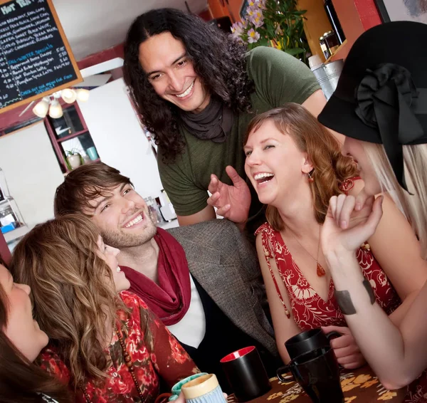 六个朋友在咖啡店玩得很开心 — 图库照片