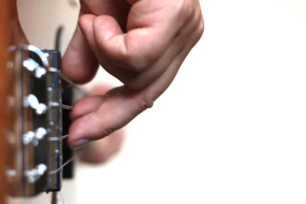 Zbliżenie Męskiej Dłoni Trzymającej Gitarę — Zdjęcie stockowe