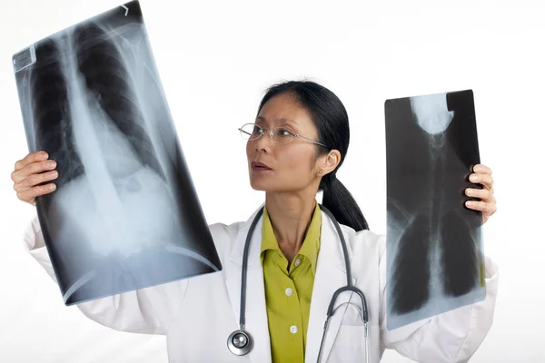 Une Femme Médecin Asiatique Examine Les Résultats Une Radiographie Pulmonaire — Photo