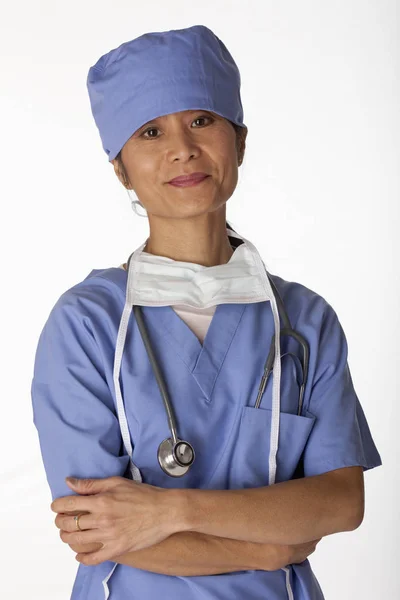 Porträtt Asiatisk Kvinnlig Läkare Skrubb Hon Tittar Kameran Och Har — Stockfoto