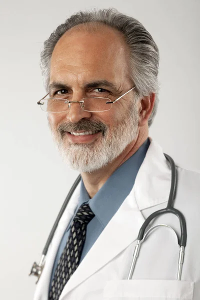 Retrato Médico Usando Óculos Casaco Laboratório Branco Com Estetoscópio Drapeado — Fotografia de Stock