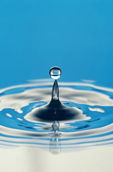 Cierre Una Gota Agua Que Cae Sobre Una Superficie Agua — Foto de Stock