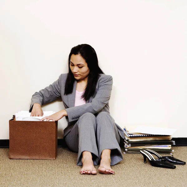 Une Jeune Femme Affaires Est Assise Par Terre Les Chaussures — Photo