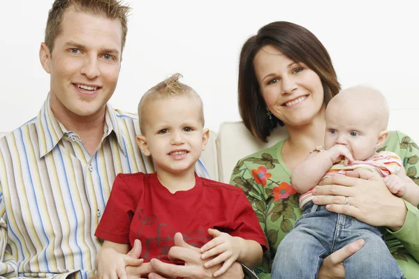 Família Composta Por Uma Mãe Pai Dois Filhos Pequenos Eles — Fotografia de Stock