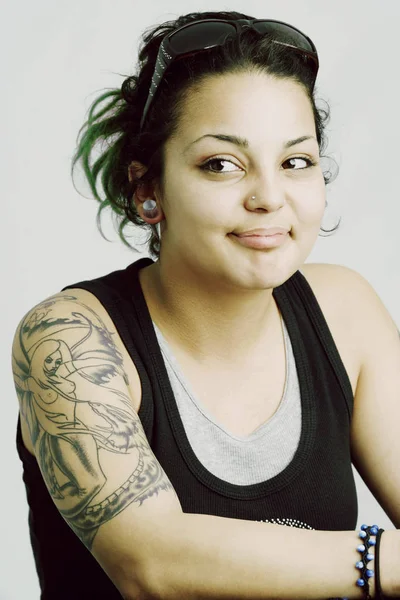 Portret Atrakcyjnej Młodej Kobiety Okularach Przeciwsłonecznych Głowie Tatuaż Ramieniu Strzał — Zdjęcie stockowe