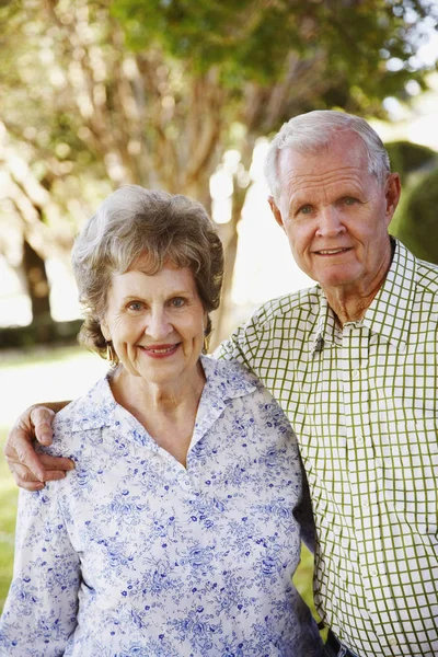 Ein Älterer Mann Steht Mit Dem Arm Eine Ältere Frau — Stockfoto