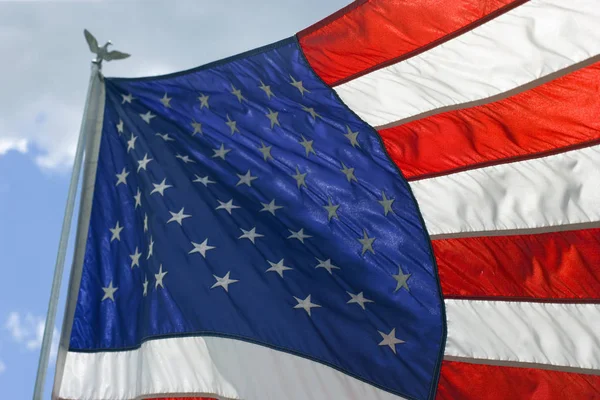 美国国旗在蓝天的映衬下展开 — 图库照片