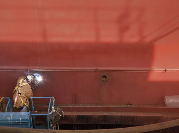 Soldador Engrenagem Segurança Protetora Funciona Casco Navio Vermelho Sombra Outro — Fotografia de Stock