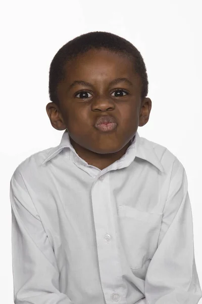 Küçük Bir Çocuğun Portresi Kameraya Bakıyor Yüzünde Kızgın Bir Ifade — Stok fotoğraf