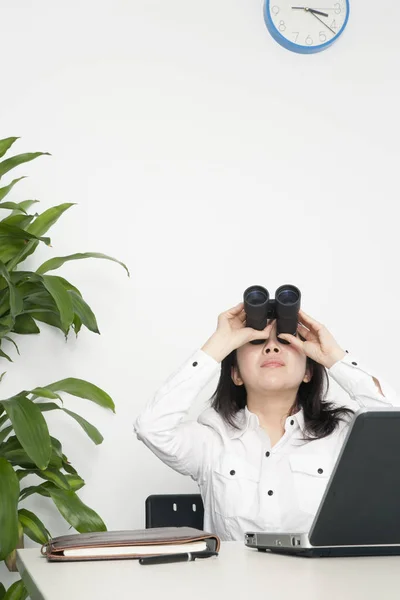 Die Attraktive Junge Geschäftsfrau Sitzt Tisch Vor Einem Laptop Und — Stockfoto