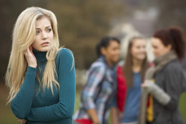 Zdenerwowany Nastolatek Dziewczyna Przyjaciółmi Plotkowanie Tle — Zdjęcie stockowe