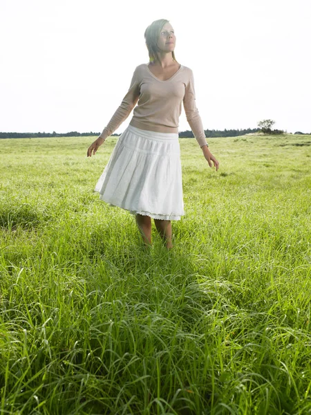 Frau Auf Dem Feld Blickt Die Kamera Und Den Himmel — Stockfoto