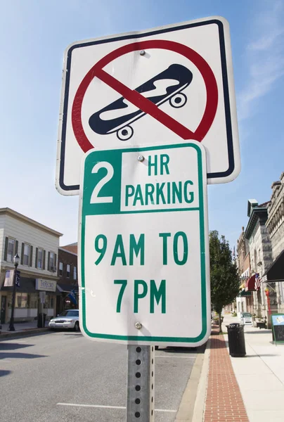 Parkování Žádné Skateboarding Značky Městské Ulici Svislý Výstřel — Stock fotografie