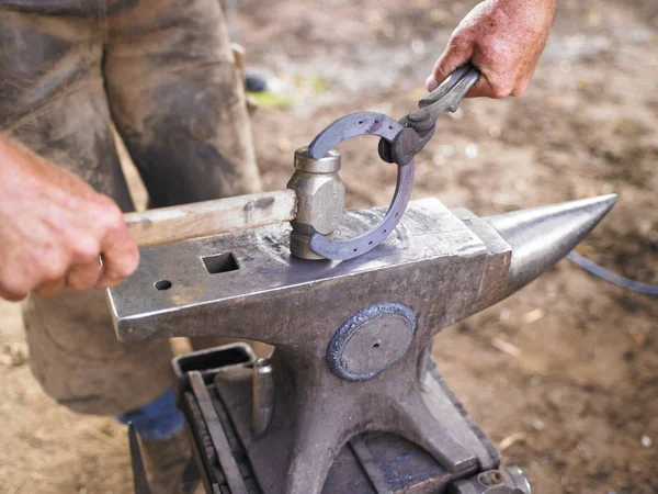 Farrier Holding Hammer Horseshoe Anvil Horizontal Shot — Stock Photo, Image